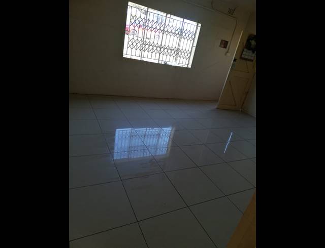 2 BEDROOM FLAT FOR SALE IN CROSSMOOR